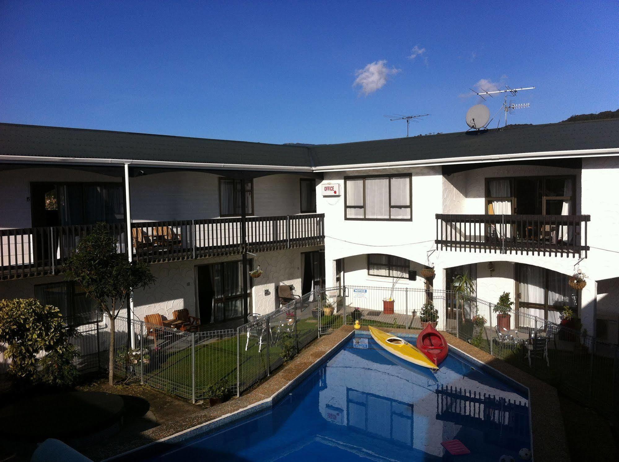 Hawks Inn Motel Upper Hutt Exterior photo